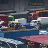 Xe tải chở hàng hóa tại thành phố Đan Đông. (Nguồn: AFP/TTXVN)