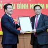Trưởng Ban Tổ chức Trung ương Phạm Minh Chính (phải) trao quyết định cho ông Nguyễn Hồng Diên. (Ảnh: Thế Duyệt/TTXVN)