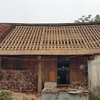 Một ngôi nhà tại thôn Đông Sàng, làng cổ Đường Lâm đang bị phá dỡ. (Ảnh: Đinh Thuận/TTXVN)