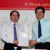 Ông Mai Văn Chính, Phó Trưởng ban Tổ chức Trung ương, trao quyết định của Ban Bí thư về công tác cán bộ cho ông Lê Tiến Châu. (Ảnh: Duy Khương/TTXVN)