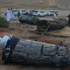 Các mảnh vỡ của tên lửa do nhóm phiến quân Houthi phóng bị đánh chặn tại Riyadh, Saudi Arabia ngày 11/4. (Nguoonf: Al Arabiya/TTXVN)