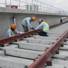 Công nhân thi công trên công trường tuyến metro số 1 (Bến Thành-Suối Tiên). (Ảnh: Hoàng Hải/TTXVN)