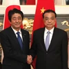 Thủ tướng Nhật Bản Shinzo Abe (trái) trong cuộc hội đàm với người đồng cấp Trung Quốc Lý Khắc Cường bên lề Hội nghị thượng đỉnh ba bên Nhật-Trung-Hàn. (Nguồn: AFP/TTXVN)