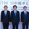 Thủ tướng Trung Quốc Lý Khắc Cường (trái), Tổng thống Hàn Quốc Moon Jae-in (phải) và Thủ tướng Nhật Bản Shinzo Abe (giữa) tại hội nghị thượng đỉnh Trung-Nhật-Hàn lần thứ 7. (Nguồn: THX/TTXVN)