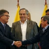 Trưởng đoàn đàm phán Chính phủ Colombia Gustavo Bell (trái) và đại diện đàm phán ELN Pablo Beltran trong cuộc họp báo thông báo nối lại hòa đàm tại Sangolqui, Ecuador. (Nguồn: AFP/TTXVN)