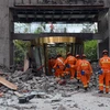Nhân viên cứu hộ làm nhiệm vụ tại tòa nhà bị sập do động đất tại Tứ Xuyên tháng 8/2017. (Nguồn: THX/TTXVN)