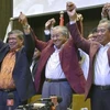 Ông Mahathir Mohamad (giữa) mừng chiến thắng trong cuộc bầu cử Hạ viện Malaysia, tại Kuala Lumpur. (Nguồn: Kyodo/TTXVN)
