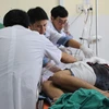 Các nạn nhân được cấp cứu tại Bệnh viện Đa khoa tỉnh Khánh Hòa. (Ảnh: Phan Sáu/TTXVN)