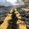 Đất đá và tro bụi do núi lửa Kilauea phun trào bao phủ đường phố ở Leilani, Hawaii. (Nguồn: THX/TTXVN)