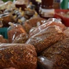 Bột ớt khô không nhãn mác, hạn sử dụng được bày bán công khai tại chợ nông sản thành phố Cao Lãnh, tỉnh Đồng Tháp. (Ảnh: Chương Đài/TTXVN)