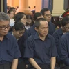 Các bị cáo Hoàng Văn Toàn, Trần Sơn Nam (từ trái qua) tại phiên tòa ngày 18/5. (Ảnh: Thành Chung/TTXVN)