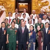 Thủ tướng Nguyễn Xuân Phúc và các cựu thiếu niên dũng sỹ diệt Mỹ. (Ảnh: Thống Nhất/TTXVN)