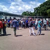 Người dân tập trung sau vụ bạo loạn nhà tù ở Puerto Ayacucho, bang Amazonas, Venezuela ngày 16/8. (Nguồn: EPA/TTXVN)