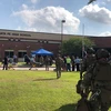 Lực lượng thực thi pháp luật và nhân viên y tế Mỹ được triển khai tại hiện trường vụ xả súng ở trường Santa Fe. (Nguồn: EPA/TTXVN)