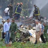 Chủ tịch Cuba Miguel Diaz-Canel (thứ 2, phải, phía trước) thị sát tình hình tại hiện trường máy bay rơi và chỉ đạo công tác cứu nạn. (Nguồn: TTXVN phát)