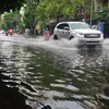 Mưa lớn gây ngập tại đường Thanh Loan (Quận 8), khiến phương tiện lưu thông khó khăn. (Ảnh: Anh Tuấn/TTXVN)