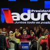 Tổng thống Venezuela Nicolas Maduro (giữa, phía trước) phát biểu trước những người ủng hộ sau khi Ủy ban bầu cử quốc gia công bố kết quả bầu cử. (Nguồn: AFP/TTXVN)