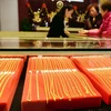 Trang sức bằng vàng được bày bán tại một cửa hàng ở thành phố Thao Đảo, tỉnh Sơn Đông, Trung Quốc. (Nguồn: AFP/TTXVN)