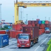 Các phương tiện bốc xếp container tại cảng Chùa Vẽ, Hải Phòng. (Ảnh: Lâm Khánh/TTXVN)