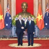 Chủ tịch nước Trần Đại Quang chụp ảnh chung với Toàn quyền Australia Peter Cosgrove trước khi bước vào hội đàm. (Ảnh: Nhan Sáng/TTXVN)