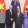 Thủ tướng Nguyễn Xuân Phúc và Phu nhân chụp ảnh chung với Toàn quyền Australia Peter Cosgrove và Phu nhân. (Ảnh: Thống Nhất/TTXVN)