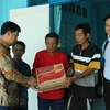 Cán bộ Đại sứ quán Việt Nam tại Indonesia thăm hỏi ngư dân bị giam giữ trên đảo Tarempa. (Ảnh: Trần Chiến/Vietnam+)