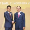 Chủ tịch nước Trần Đại Quang, Chủ tịch Hội nghị Cấp cao APEC lần thứ 25 đón Thủ tướng Nhật Bản Shinzo Abe đến dự Hội nghị. (Ảnh: TTXVN)