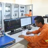Công nhân Công ty Điện lực Hà Nam tăng cường ứng trực đảm bảo cấp điện an toàn liên tục. (Ảnh: Ngọc Hà/TTXVN)