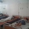 Các học sinh được điều trị tại bệnh viện Sản Nhi tỉnh Quảng Ngãi. (Ảnh: Đinh Thị Hương/TTXVN)