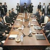 Phái đoàn Hàn Quốc (phải) và Triều Tiên (trái) tại cuộc đàm phán cấp cao liên Triều ở làng đình chiến Panmunjom ngày 1/6. (Nguồn: Kyodo/TTXVN)