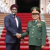 Bộ trưởng Bộ Quốc phòng Ngô Xuân Lịch và Bộ trưởng Bộ Quốc phòng Canada Harjit Singh Sajjan tại lễ đón. (Ảnh: Văn Điệp/TTXVN)