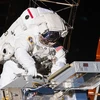 Nhà du hành Drew Feustel thực hiện chuyến đi bộ ngoài không gian ngày 20/5/2011. (Nguồn: NASA/Zee News/TTXVN)