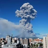 Cột tro bụi phun lên từ núi lửa Sakurajima tại Kagoshima, Nhật Bản. (Nguồn: AFP/TTXVN)
