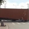 Bình Dương: Container rơi giữa đường khiến người dân hoảng loạn