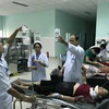 Các nạn nhân được cấp cứu tại Bệnh viện Đa khoa tỉnh Kon Tum. (Ảnh: Cao Nguyên/TTXVN)