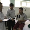 Thăm, tặng quà cho các nạn nhân đang điều trị tại Bệnh viện Đa khoa tỉnh Kon Tum. (Ảnh: Cao Nguyên/TTXVN)