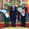 Chủ tịch nước Trần Đại Quang trao Quyết định thăng quân hàm cho Thượng tướng Phạm Hồng Hương, Phó Đô đốc Hải quân Phạm Hoài Nam. (Ảnh: Nhan Sáng/TTXVN)