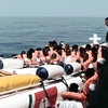 Người di cư trên tàu cứu hộ ở Địa Trung Hải ngày 12/6. (Nguồn: EPA/TTXVN)