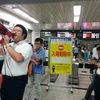 Lực lượng chức năng phong tỏa lối vào nhà ga tàu hỏa sau trận động đất ở Osaka, Nhật Bản. (Ảnh: AFP/TTXVN)
