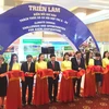 Phó Thủ tướng Phạm Bình Minh và các đại biểu cắt băng khai mạc triển lãm. (Ảnh: Hồng Giang/TTXVN)