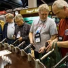 Các loại súng được trưng bày tại triển lãm của Hiệp hội súng trường quốc gia tại St. Louis, Missouri , Mỹ. (Nguồn: AFP/TTXVN)