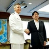 Đô đốc Philip Davidson và Bộ trưởng Quốc phòng Nhật Bản Itsunori Onodera. (Nguồn: Reuters)