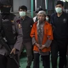 Cảnh sát vũ trang Indonesia áp giải giáo sỹ Hồi giáo cực đoan Aman Abdurrahman (áo cam) tới Tòa án Nam Jakarta. (Nguồn: AFP/TTXVN)