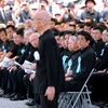 Tỉnh trưởng tỉnh Okinawa, ông Takeshi Onaga (phải, đứng) phát biểu tại lễ tưởng niệm các nạn nhân thiệt mạng trong trận chiến trên bộ thời Thế chiến 2 tại Itoman, tỉnh Okinawa. (Nguồn: EPA/TTXVN)