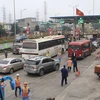 Trạm thu giá Quốc lộ BOT Biên Cương, Quảng Ninh, bị ách tắc do nhiều đối tượng gây mất an ninh trật tự. (Ảnh: Trung Nguyên/TTXVN)