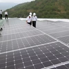 Hệ thống điện năng lượng Mặt Trời lắp đặt trên mái của tòa nhà Công ty điện lực Bình Định. (Ảnh: Nguyên Linh/TTXVN)