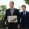Anh Lê Anh Hào (trái), bố của bé Lê Thị Nhật Linh, tới Tòa án quận Chiba (Nhật Bản), nơi diễn ra phiên xét xử thủ phạm Yasumasa Shibuya. (Nguồn: Kyodo/TTXVN)