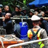 Lực lượng cứu hộ chuyển đường ống nước lớn vào hang động Tham Luang. (Nguồn: THX/TTXVN)