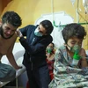Điều trị cho người dân Syria nghi bị nhiễm khí độc trong vụ tấn công được cho là sử dụng vũ khí hóa học ở Đông Ghouta, Syria ngày 25/2. (Nguồn: AFP/ TTXVN)