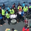 Lực lượng cứu hộ Thái Lan chuyển thi thể một nạn nhân trong vụ chìm tàu du lịch ở Phuket. (Nguồn: THX/TTXVN)